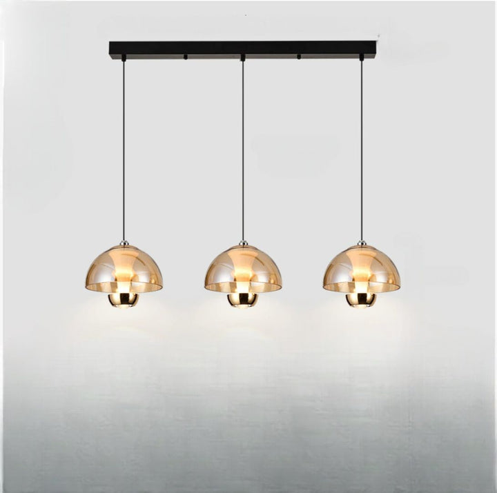 Elegant nordisk køkken hængelampe med tre ravfarvede glasskærme til moderne køkkener og spisestuer.