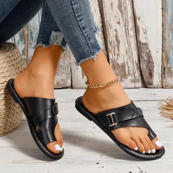 Ortopædisk sandal med fremragende svangstøtte og tre-buet design i læder for optimal fodkomfort.