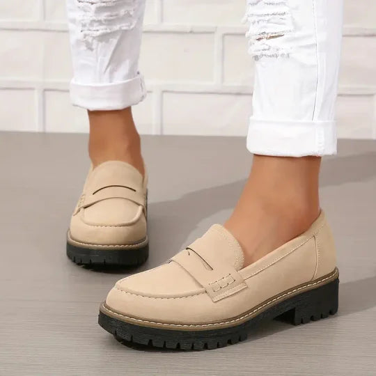 Elegante ortopædiske hjemmesko til kvinder og mænd, i læder, skridsikker, polstret sål, komfort og støtte, beige.