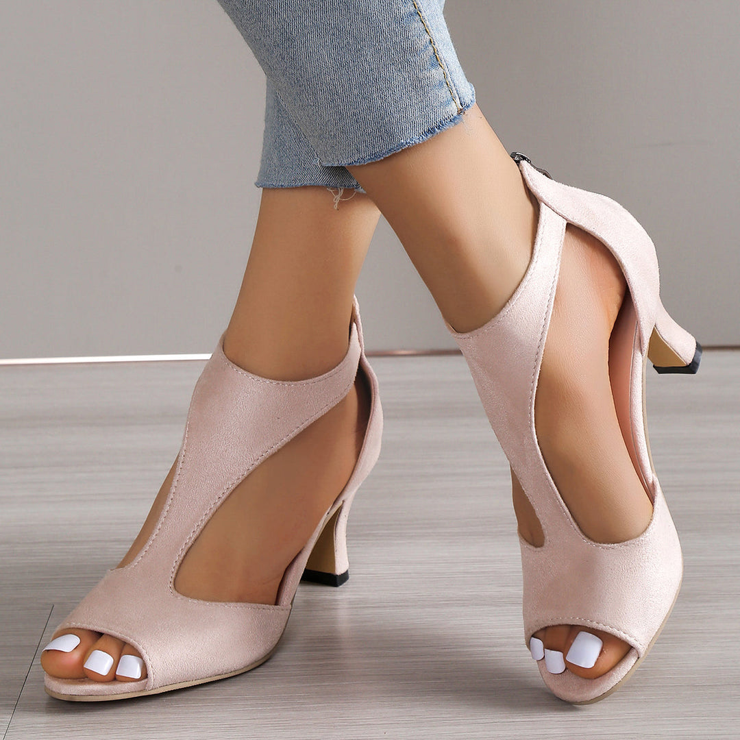 Dame komfortsandaler med elegant T-rem, trendy kitten heel og ortopædisk støtte. Stil og komfort til sommeren.