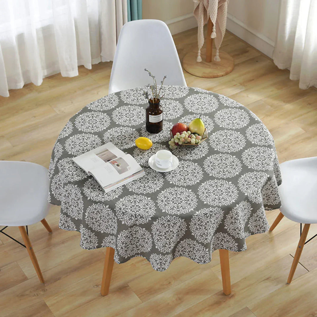 Elegant rund dug med festligt udseende, bringer vinterligt design og varm charme til dit spisebord.
