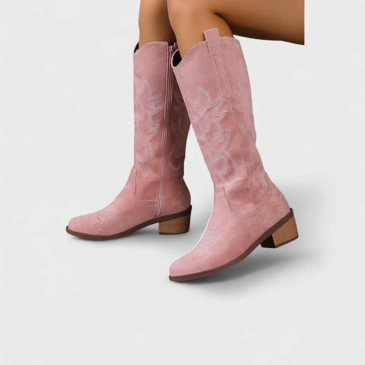 Sorte elegante cowboystøvler i ruskind. Moderne modefodtøj og komfortable damestøvler.