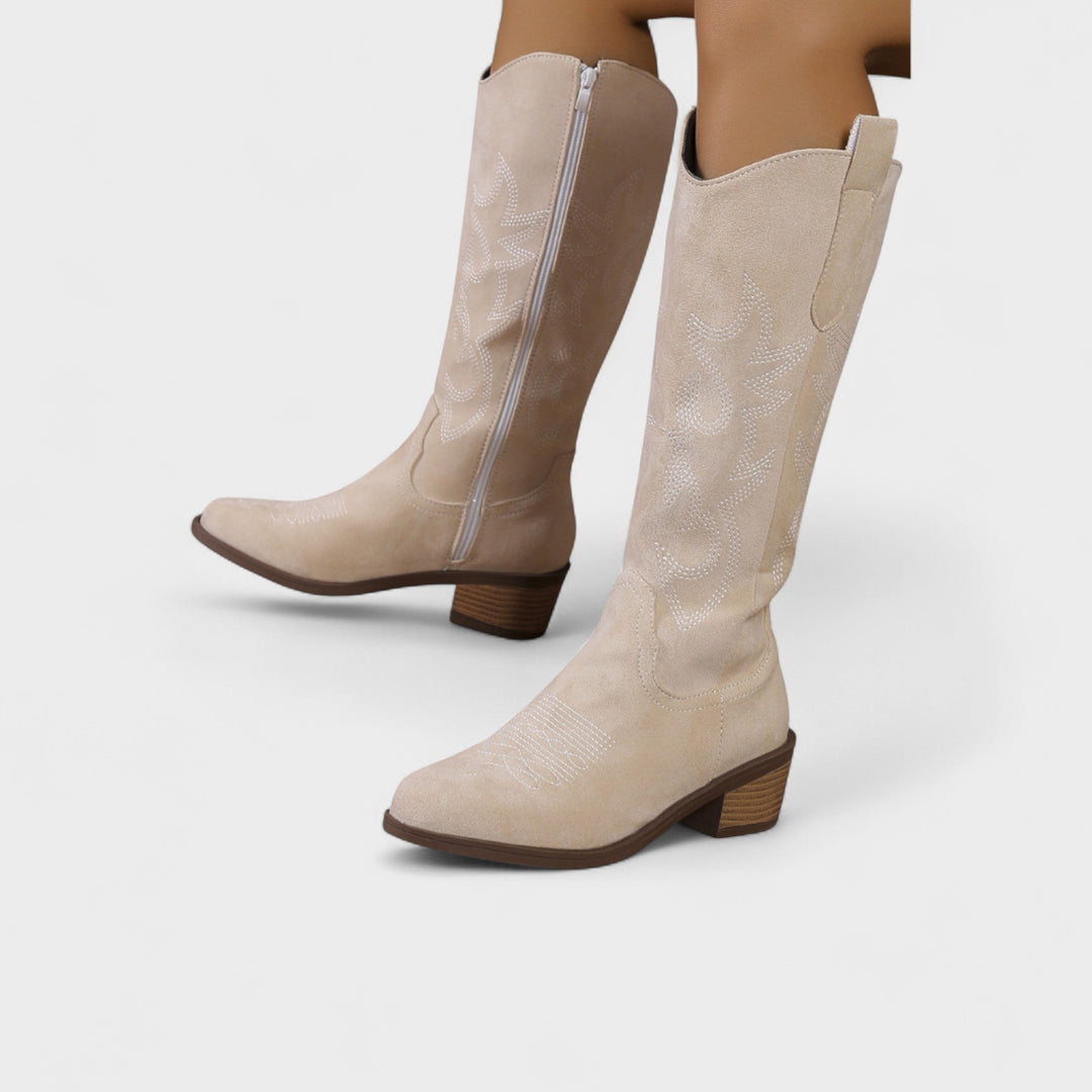 Lyserøde cowboystøvler i ruskind til kvinder. Unikt og elegant modefodtøj i westernstil.