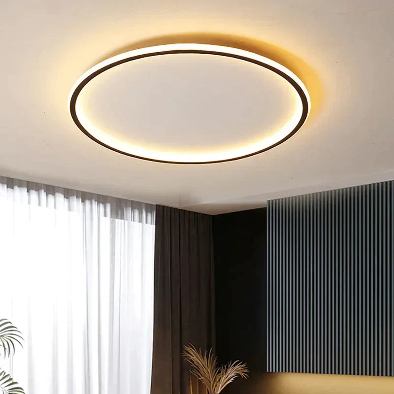 Elegant skandinavisk LED-loftslampe, dæmpbar, rund, i moderne spisestue, varmt hvidt lys, 40 cm diameter.