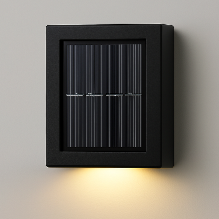 Elegant soldrevet LED-væglampe med varmhvidt lys, vejrbestandig til terrasse og havebelysning.