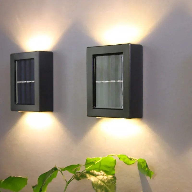 Elegant soldrevet LED-væglampe med varmhvidt lys, vejrbestandig til terrasse og havebelysning.