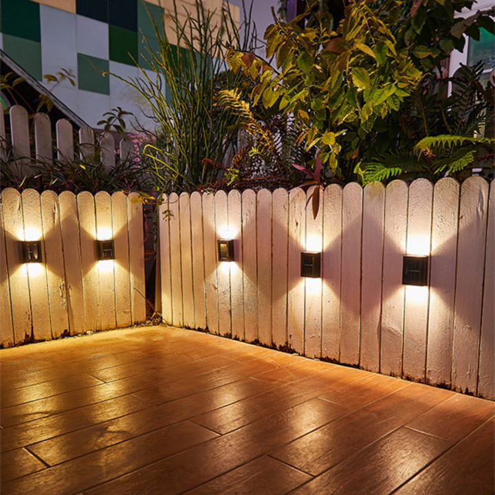 Elegant soldrevet LED-væglampe med varmhvidt lys, vejrbestandig til terrasse og havebelysning.