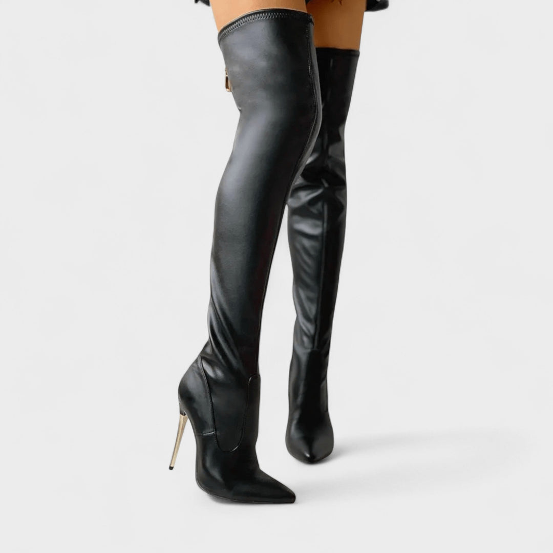 Elegante sorte knæhøje kvindestøvler med skinnende hæl, perfekte til fest og aftenbrug. Stilfuld mode.