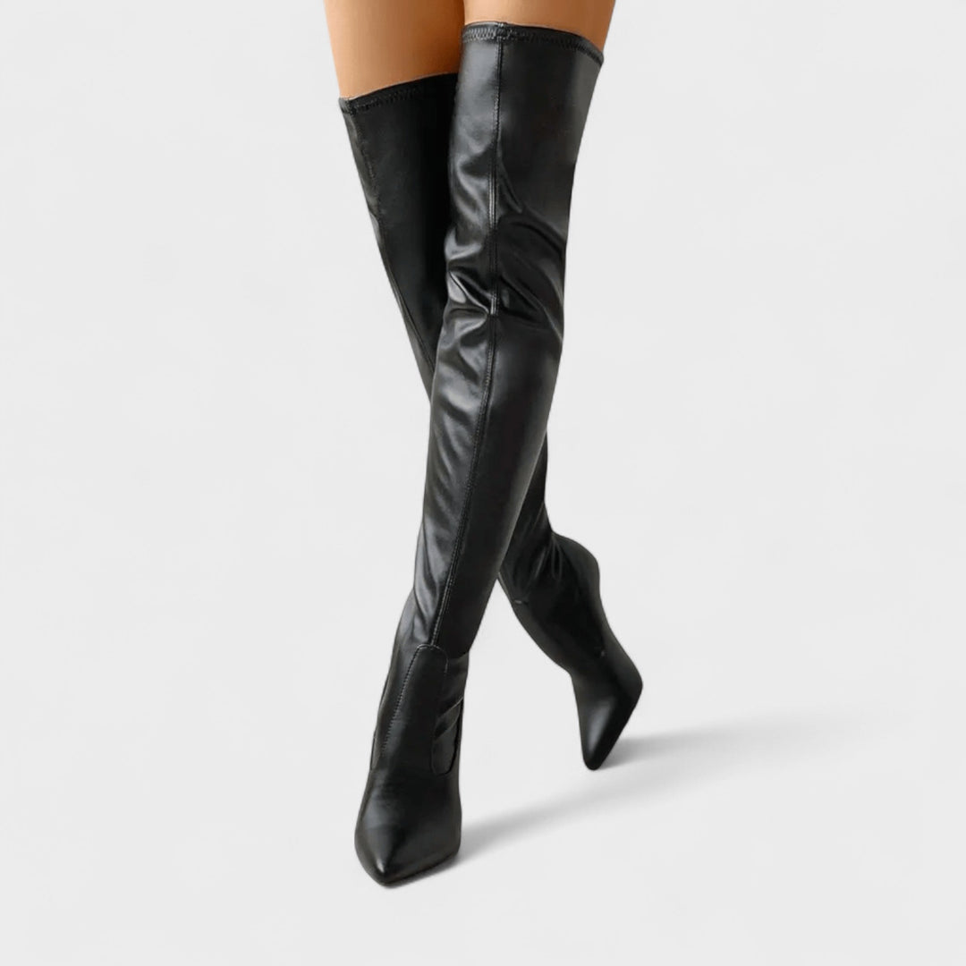 Luksuriøse knæhøje støvler til kvinder med skinnende høje hæle. Elegante aftenstøvler til modebevidste.