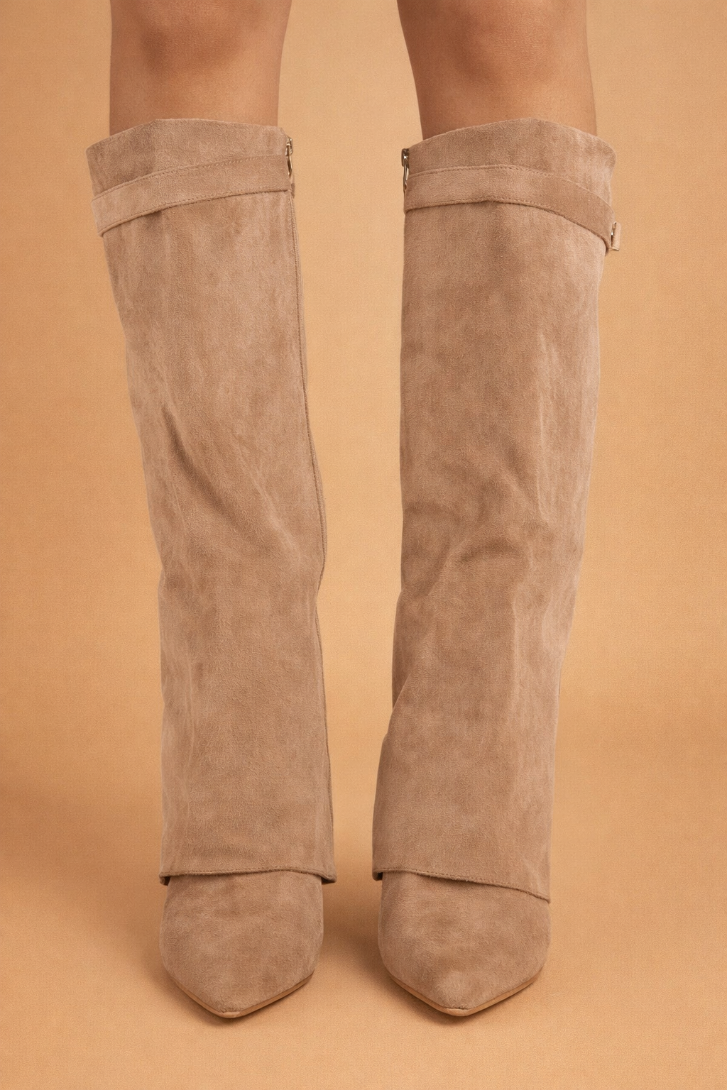 Brune knæhøje støvler til kvinder. Perfekte elegante modestøvler for en tidløs og stilfuld efterårsgarderobe.