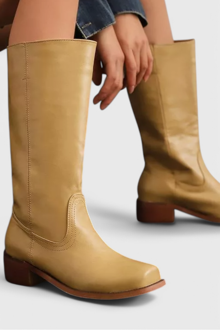 Elegante sorte læder knæhøje damestøvler med hæl, perfekt til modebevidste kvinder.