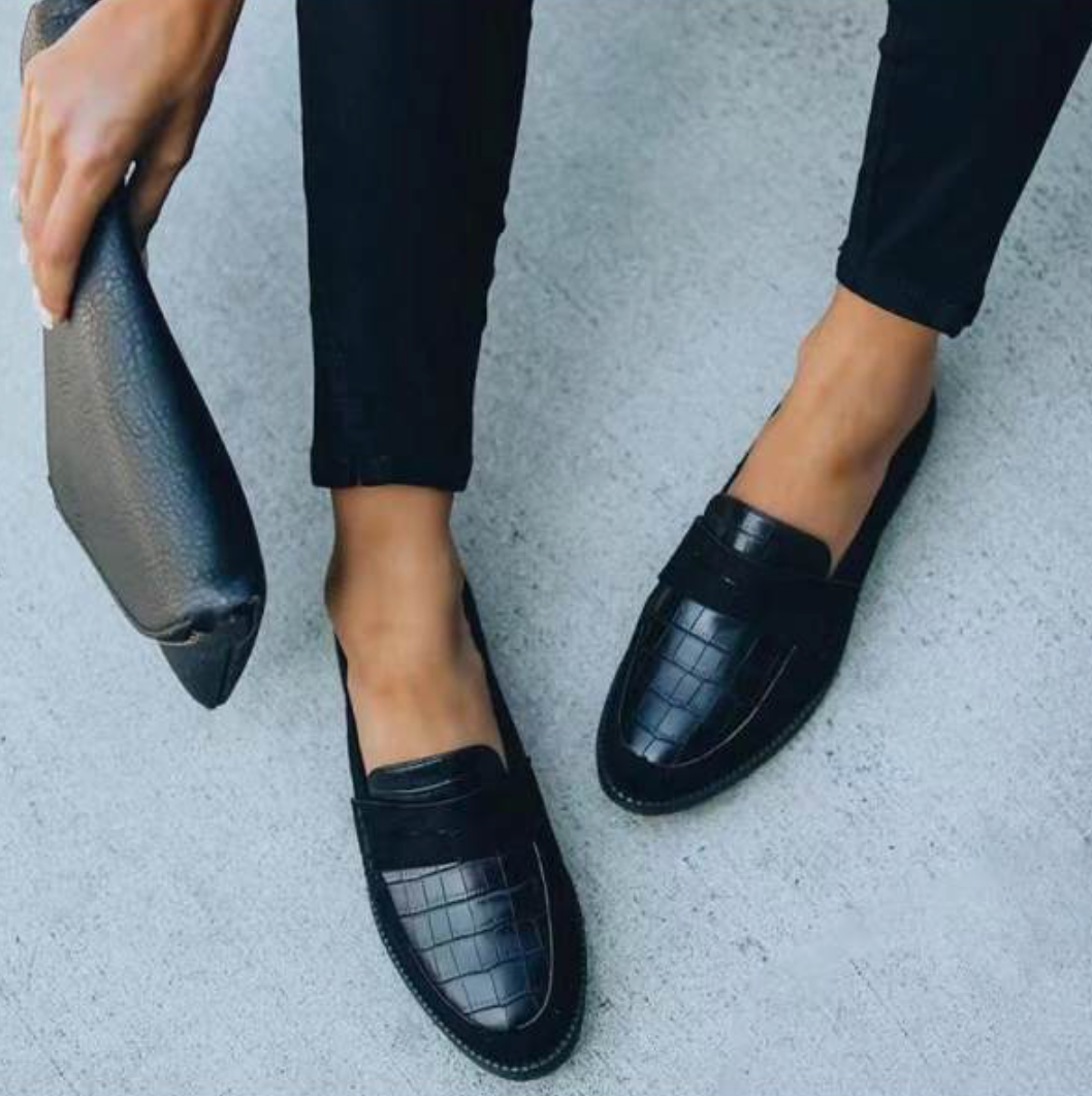 Elegante sorte loafers til kvinder med krokodillepræg og mat detalje. Komfortable damesko til hverdag og kontor.