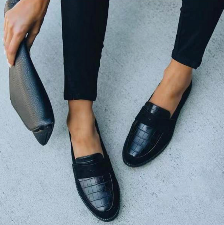 Elegante sorte loafers til kvinder med krokodillepræg og mat detalje. Komfortable damesko til hverdag og kontor.
