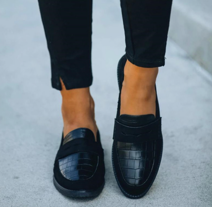 Klassiske sorte damesko loafers med stilfuldt krokodillepræg. Flade og komfortable til enhver lejlighed.