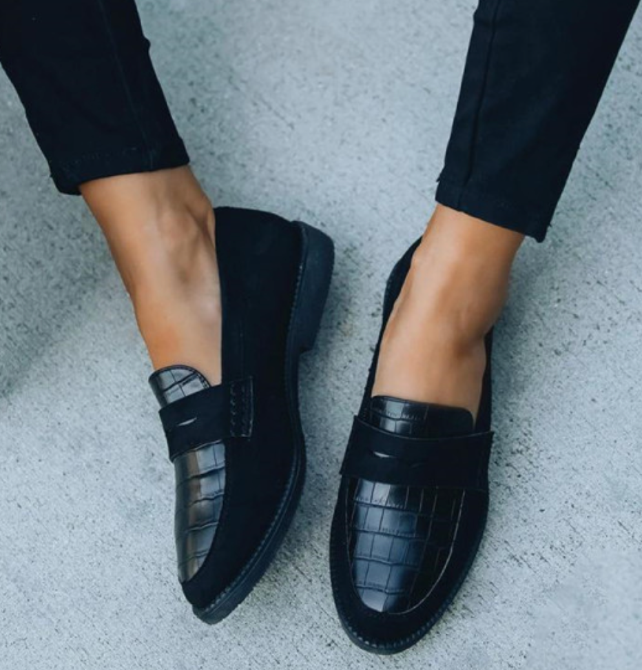 Stilfulde sorte loafers til kvinder i elegant krokodillepræg design. Perfekte flade sko til kontor og hverdag.