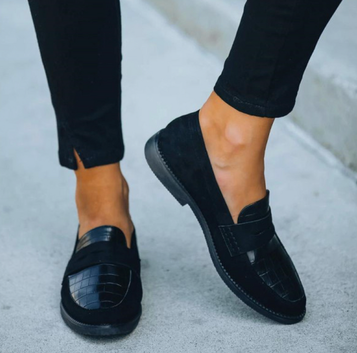 Sorte damesko loafers med unikt krokodillepræg og mat detalje. Elegante og komfortable sko til kvinder.