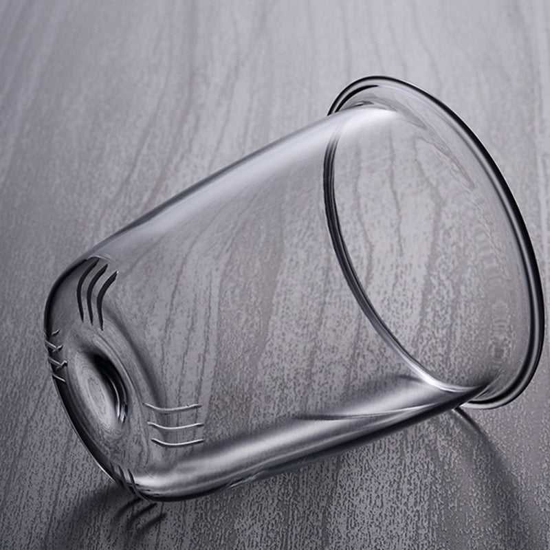 Elegant tekande af hamret, varmebestandigt glas med indbygget si og guldfarvet håndtag. Perfekt til teenydelse.