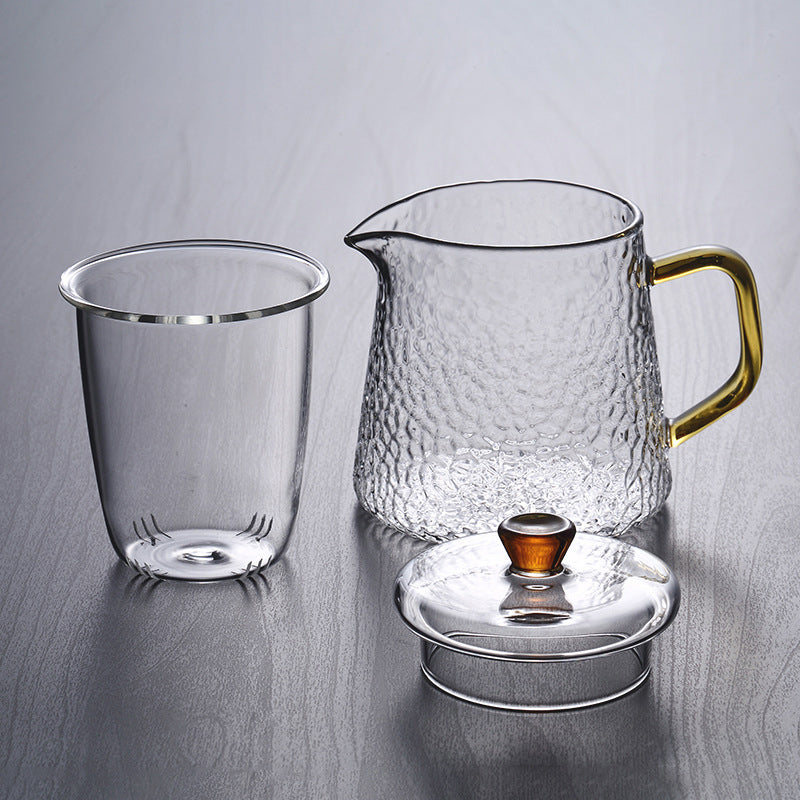 Elegant tekande af hamret, varmebestandigt glas med indbygget si og guldfarvet håndtag. Perfekt til teenydelse.