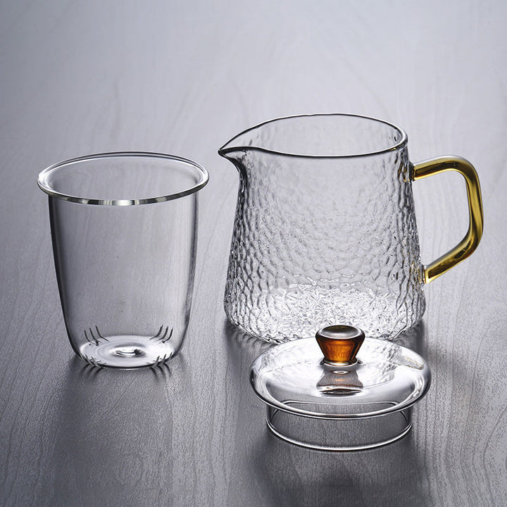 Elegant tekande af hamret, varmebestandigt glas med indbygget si og guldfarvet håndtag. Perfekt til teenydelse.