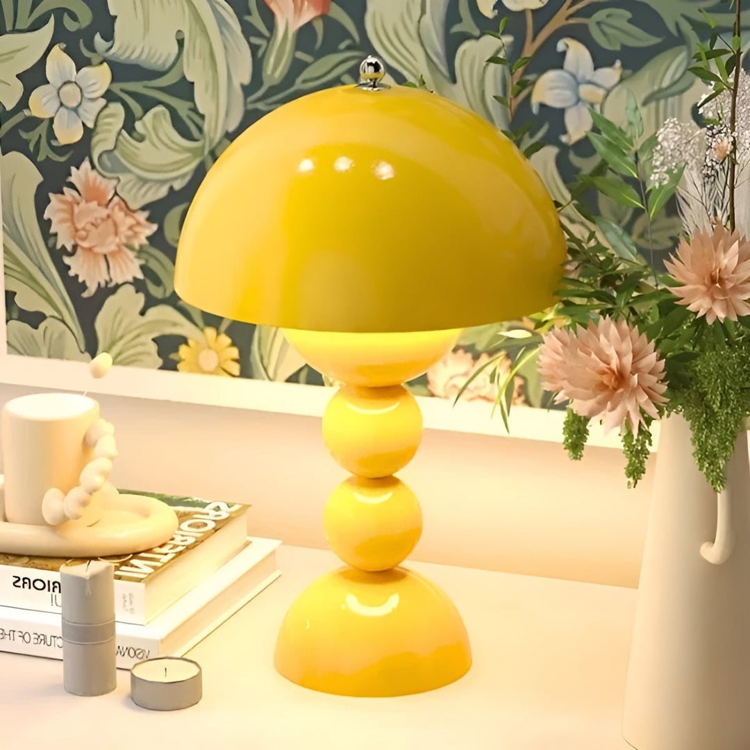 Elegant skandinavisk FloraGlow bordlampe med dæmpbart LED-lys og hvide detaljer, blomsterinspireret design.