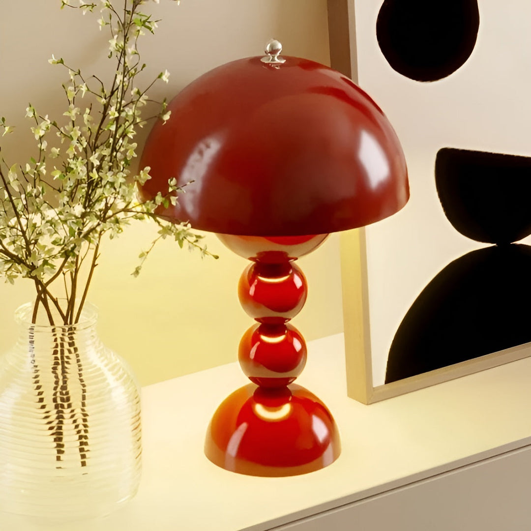 Elegant skandinavisk FloraGlow bordlampe med dæmpbart LED-lys og hvide detaljer, blomsterinspireret design.