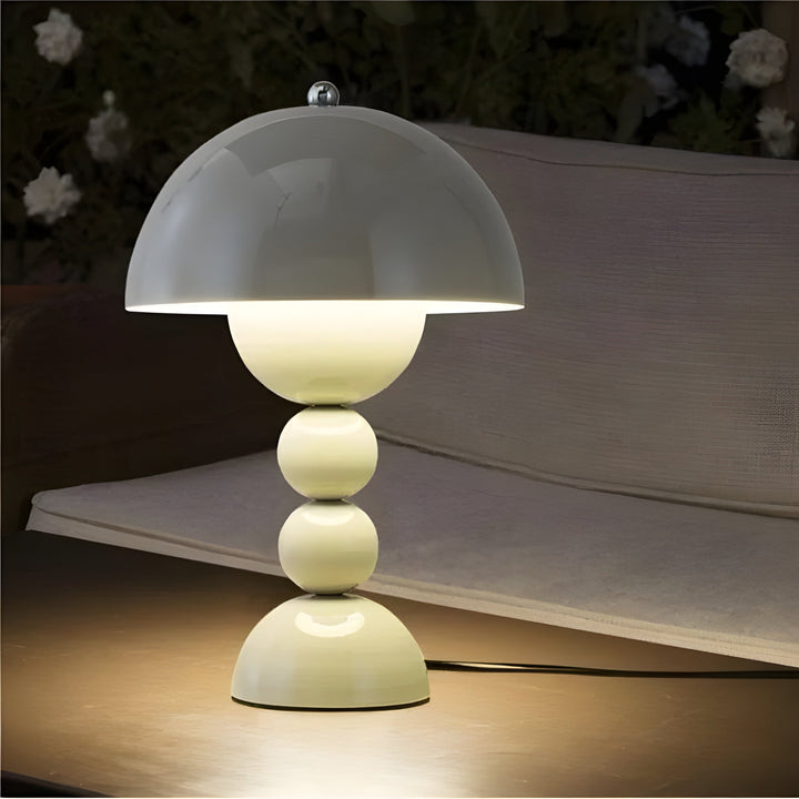 Elegant skandinavisk FloraGlow bordlampe med dæmpbart LED-lys og hvide detaljer, blomsterinspireret design.