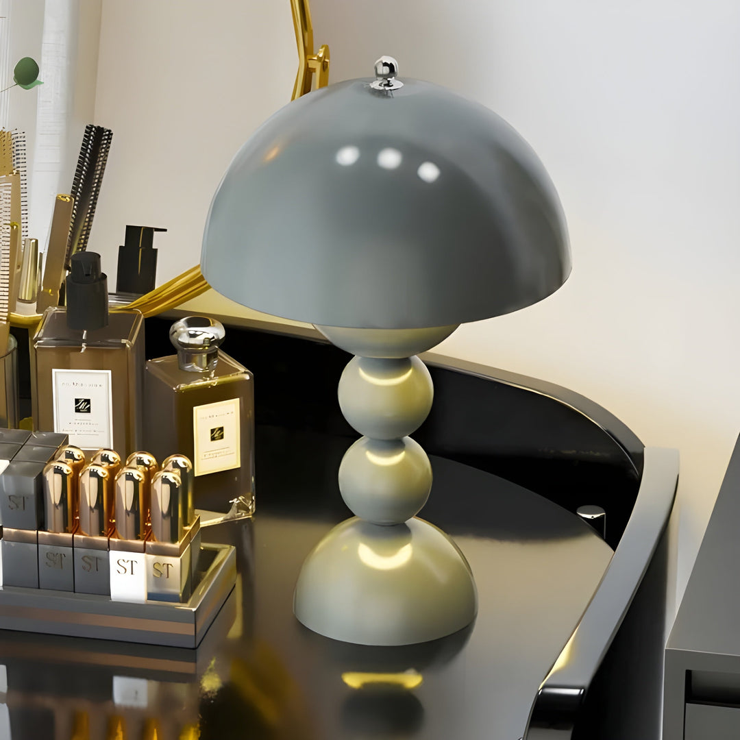 Elegant skandinavisk FloraGlow bordlampe med dæmpbart LED-lys og hvide detaljer, blomsterinspireret design.