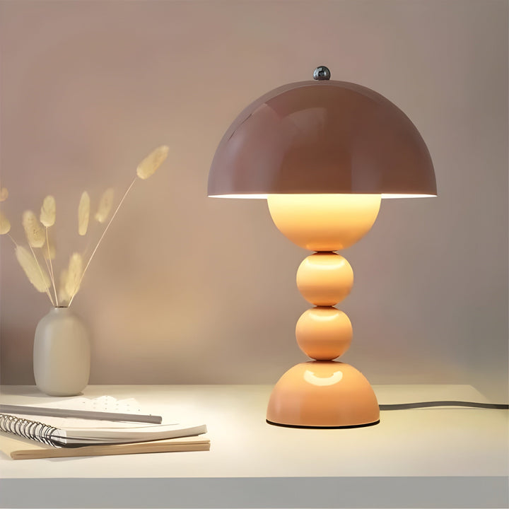 Elegant skandinavisk FloraGlow bordlampe med dæmpbart LED-lys og hvide detaljer, blomsterinspireret design.