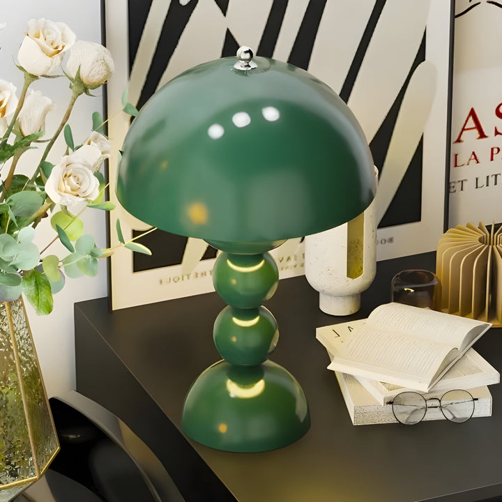 Elegant skandinavisk FloraGlow bordlampe med dæmpbart LED-lys og hvide detaljer, blomsterinspireret design.