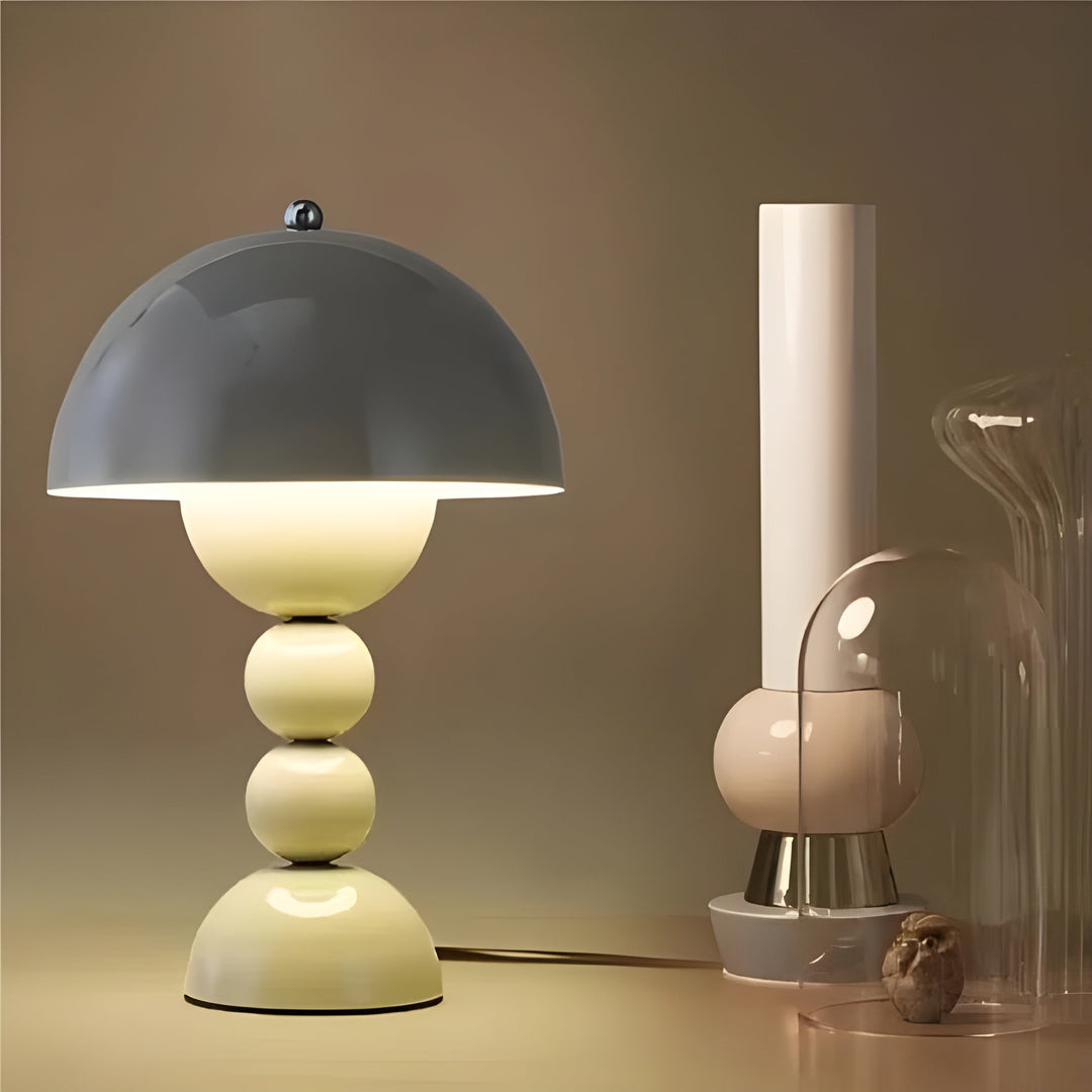 Elegant skandinavisk FloraGlow bordlampe med dæmpbart LED-lys og hvide detaljer, blomsterinspireret design.
