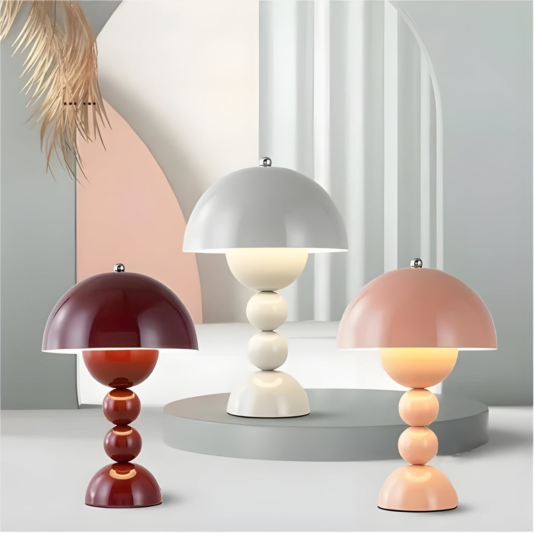 Elegant skandinavisk FloraGlow bordlampe med dæmpbart LED-lys og hvide detaljer, blomsterinspireret design.