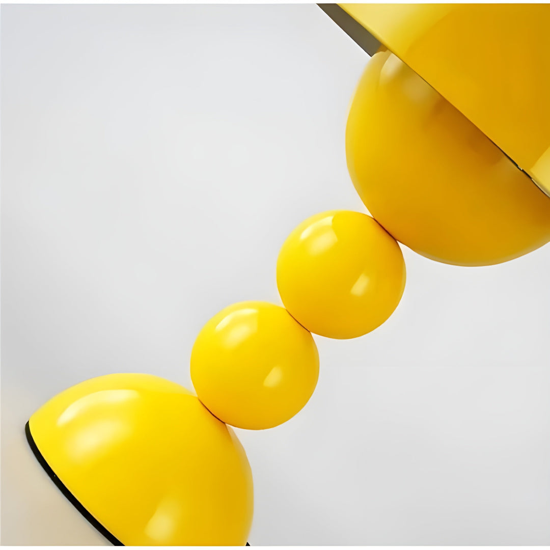 Elegant skandinavisk FloraGlow bordlampe med dæmpbart LED-lys og hvide detaljer, blomsterinspireret design.