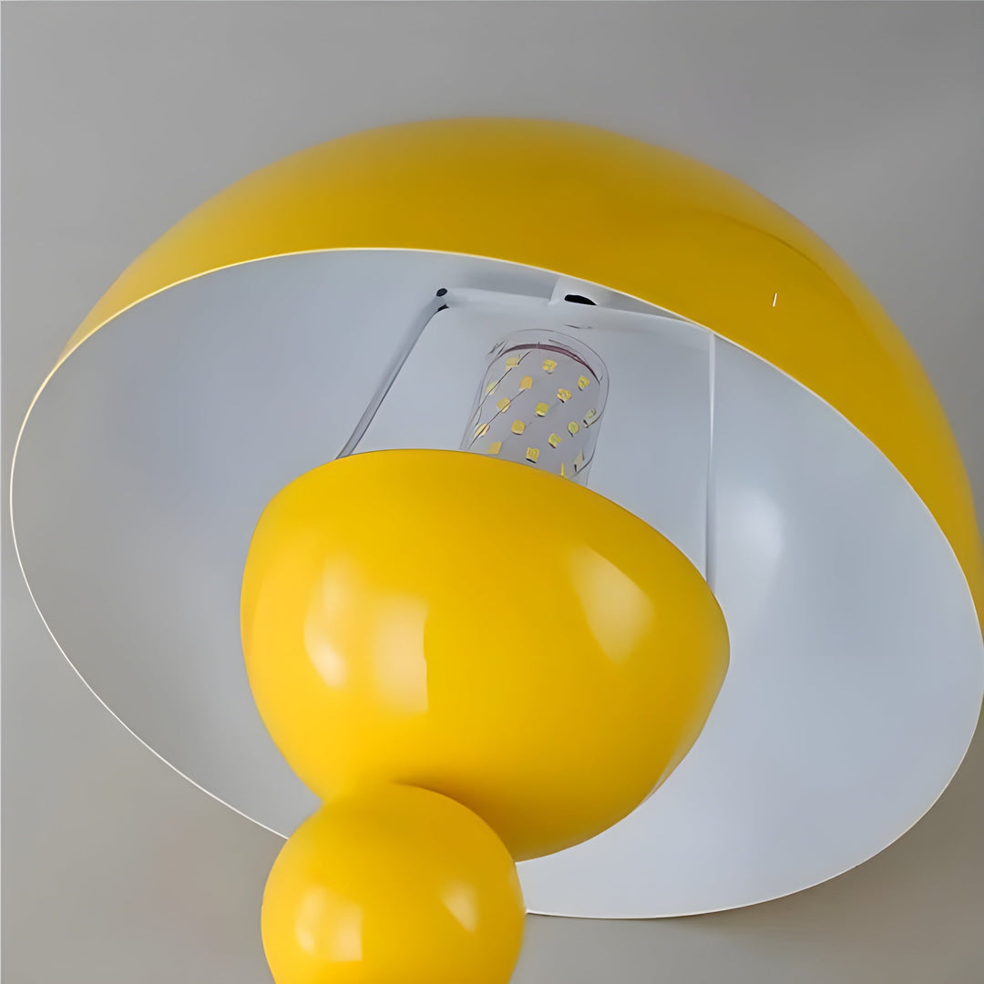 Elegant skandinavisk FloraGlow bordlampe med dæmpbart LED-lys og hvide detaljer, blomsterinspireret design.
