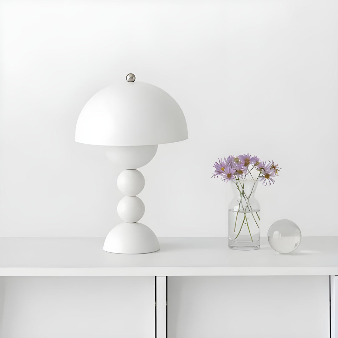 Elegant skandinavisk FloraGlow bordlampe med dæmpbart LED-lys og hvide detaljer, blomsterinspireret design.