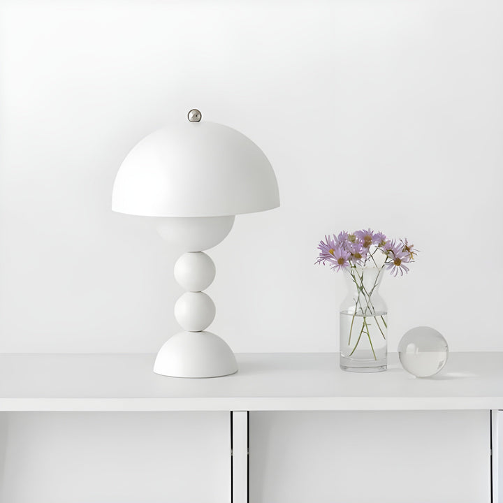 Elegant skandinavisk FloraGlow bordlampe med dæmpbart LED-lys og hvide detaljer, blomsterinspireret design.