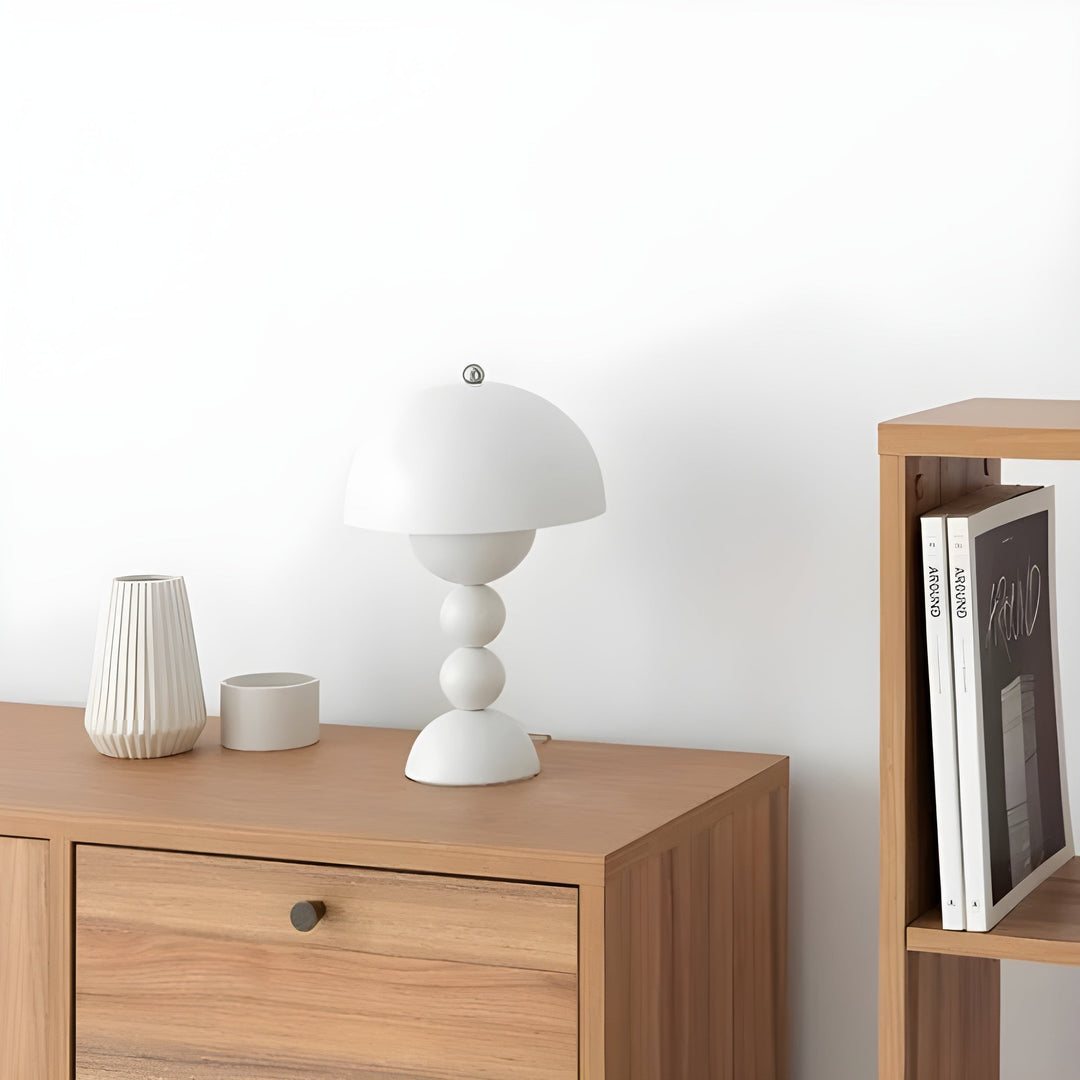 Elegant skandinavisk FloraGlow bordlampe med dæmpbart LED-lys og hvide detaljer, blomsterinspireret design.