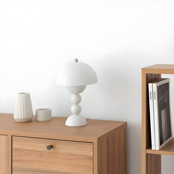 Elegant skandinavisk FloraGlow bordlampe med dæmpbart LED-lys og hvide detaljer, blomsterinspireret design.