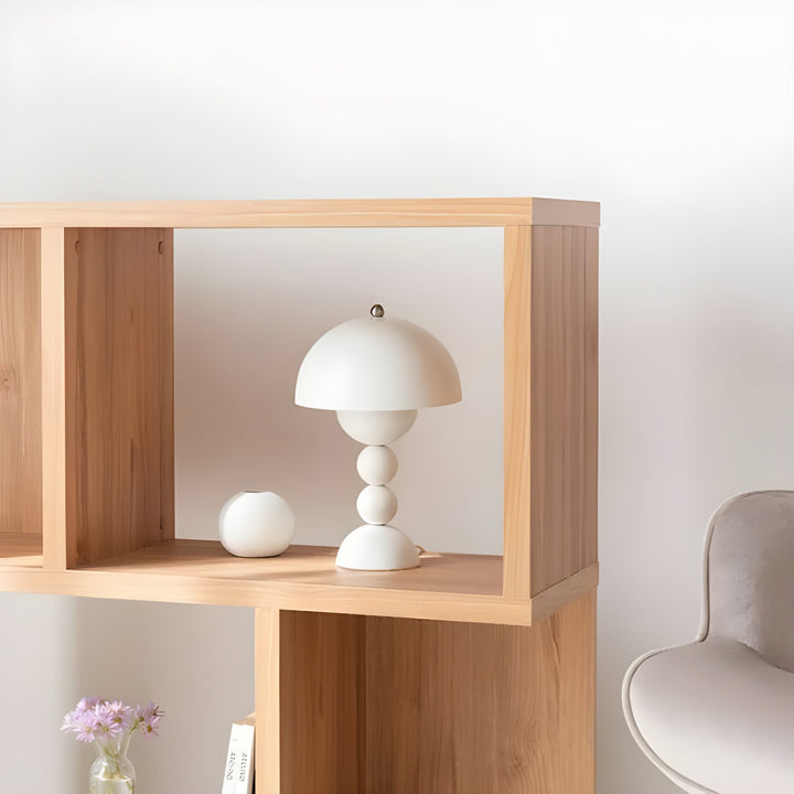Elegant skandinavisk FloraGlow bordlampe med dæmpbart LED-lys og hvide detaljer, blomsterinspireret design.