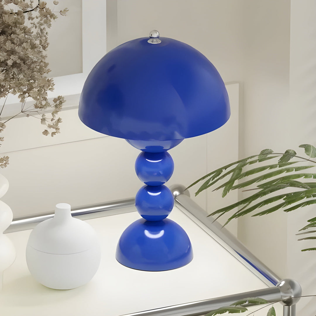 Elegante Tischlampe im skandinavischen Stil mit dimmbarem LED-Licht und weißen Akzenten, inspiriert von Blumen.