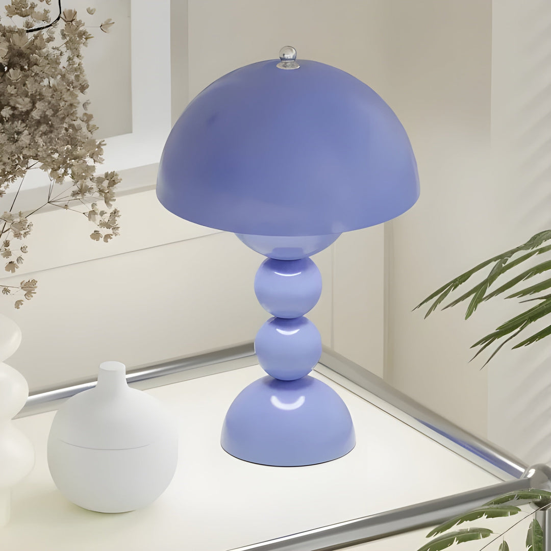 Elegante Tischlampe im skandinavischen Stil mit dimmbarem LED-Licht und weißen Akzenten, inspiriert von Blumen.