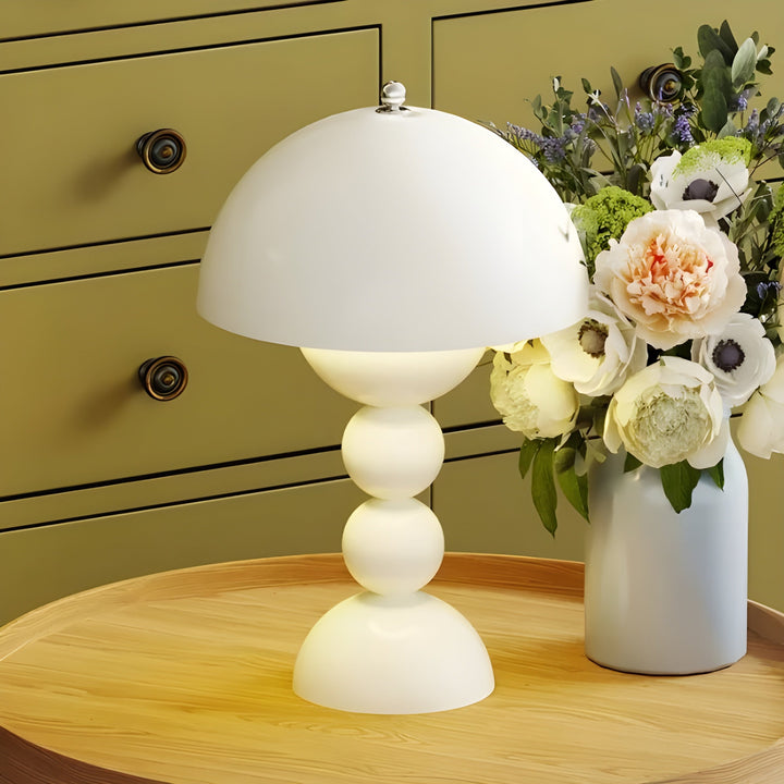 Elegante Tischlampe im skandinavischen Stil mit dimmbarem LED-Licht und weißen Akzenten, inspiriert von Blumen.