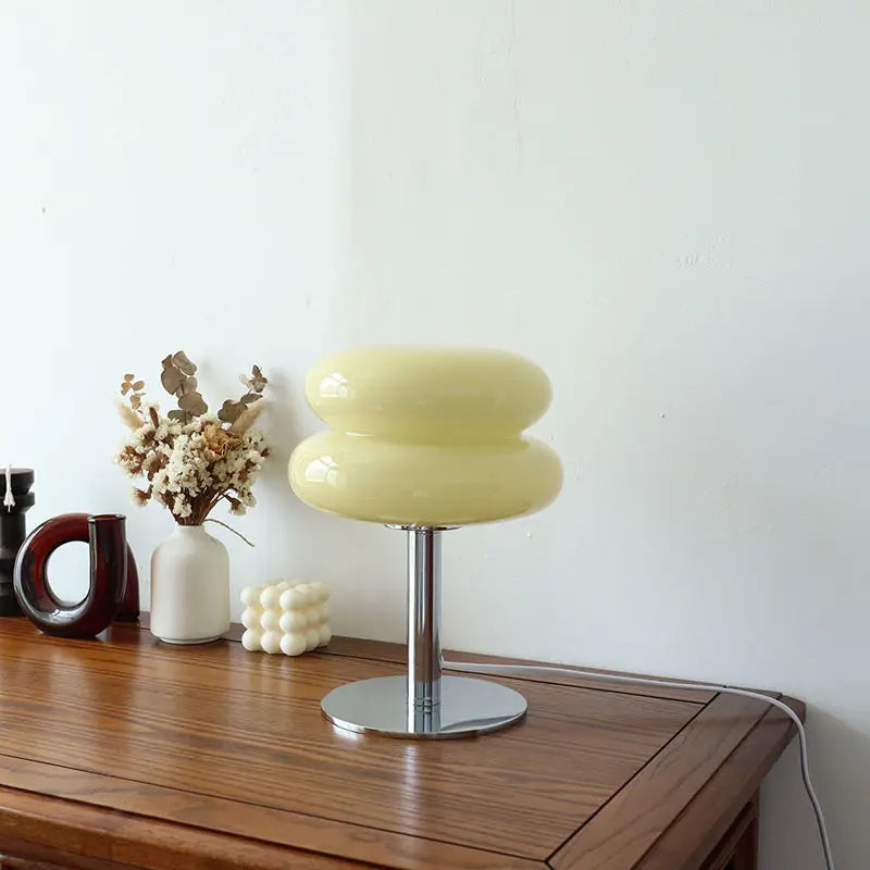 Elegant vintage Bauhaus bordlampe med dæmpbare funktioner og trådløst design, fås i beige gul og pink.