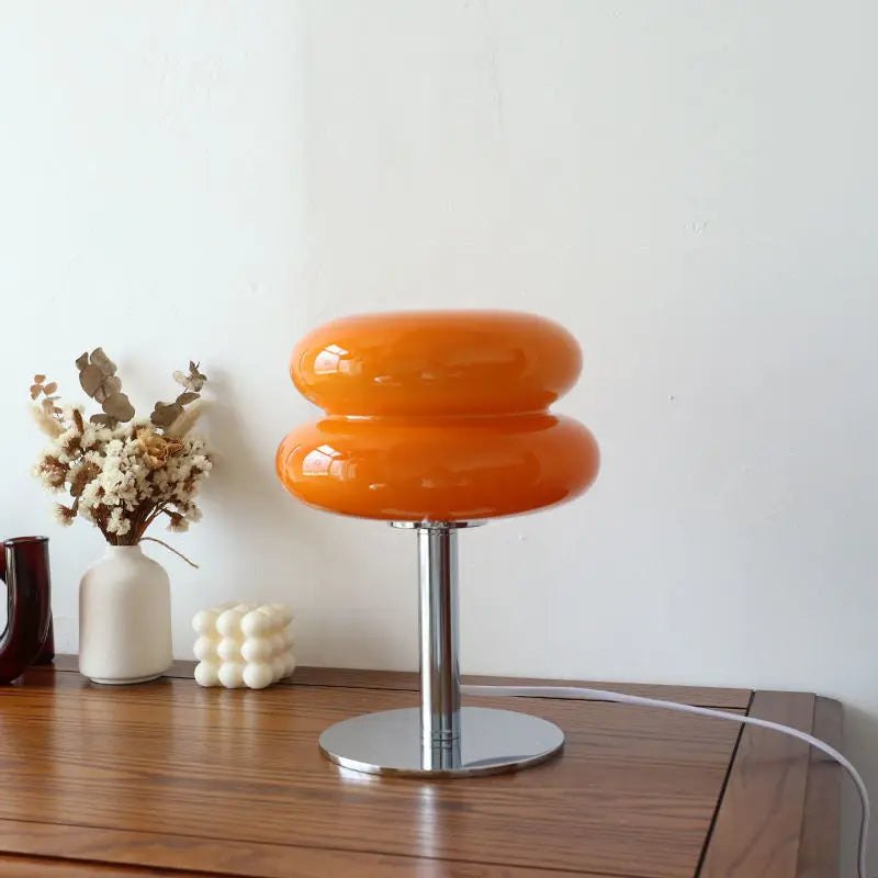 Elegant vintage Bauhaus bordlampe med dæmpbare funktioner og trådløst design, fås i beige gul og pink.