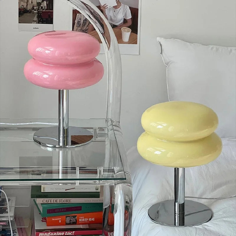 Elegant vintage Bauhaus bordlampe med dæmpbare funktioner og trådløst design, fås i beige gul og pink.