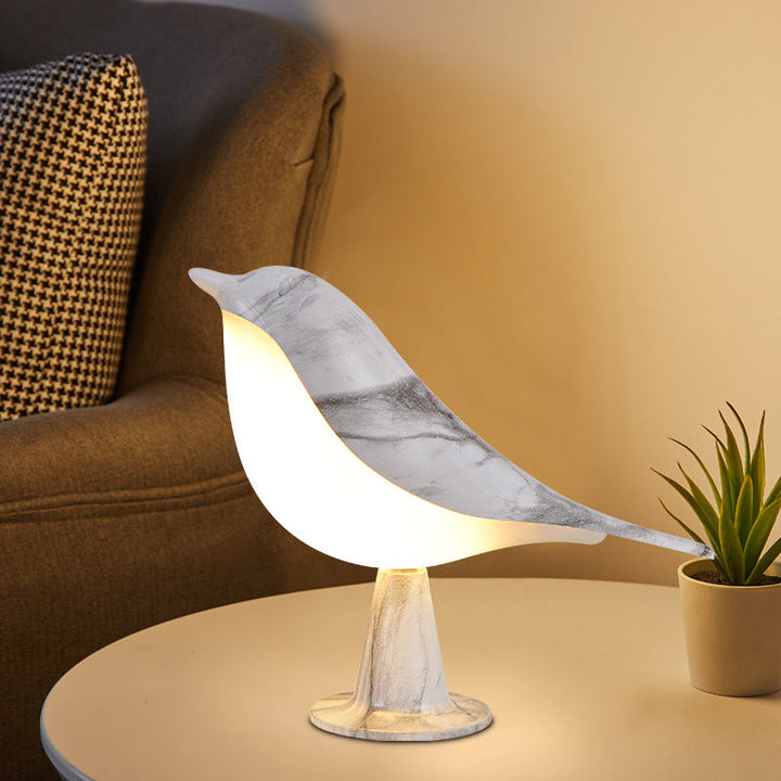Elegant fugleformet lampe med tre LED-lysniveauer for fleksibel, energibesparende belysning og stilfuld atmosfære.