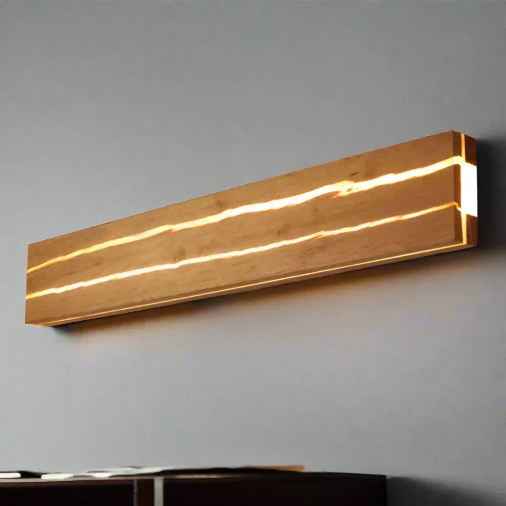 Detalje af elegant væglampe med naturligt trærevnemønster, LED og akryl; moderne design til boligindretning.