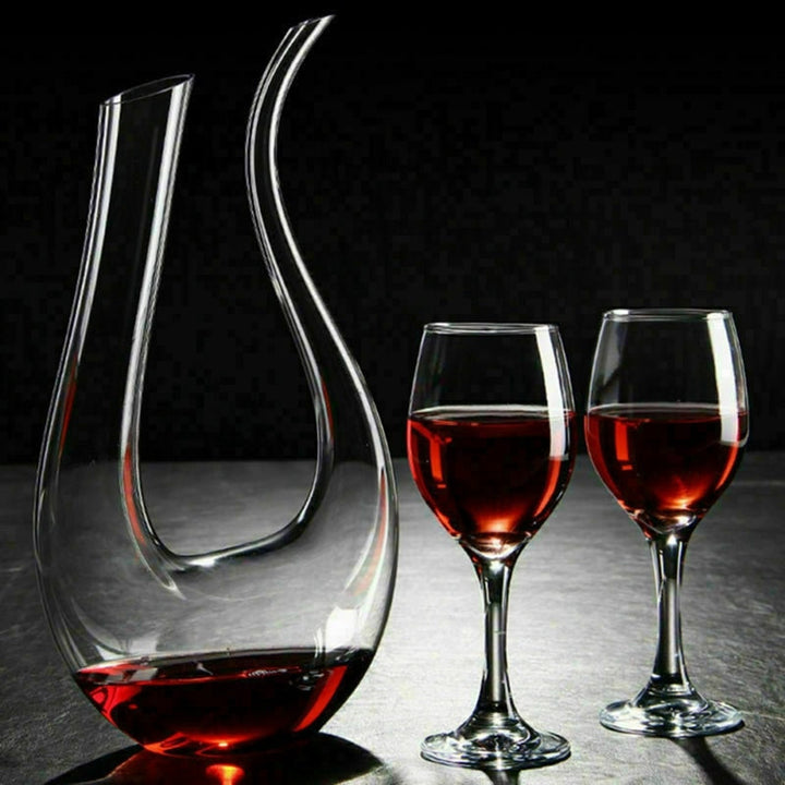 Elegant 1500 ml U-formet vinkaraffel i krystal til eksklusiv vinskænkning, perfekt bordaccent.