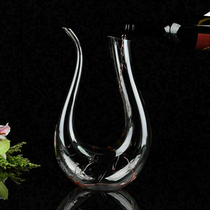 Elegant 1500 ml U-formet vinkaraffel i krystal til eksklusiv vinskænkning, perfekt bordaccent.