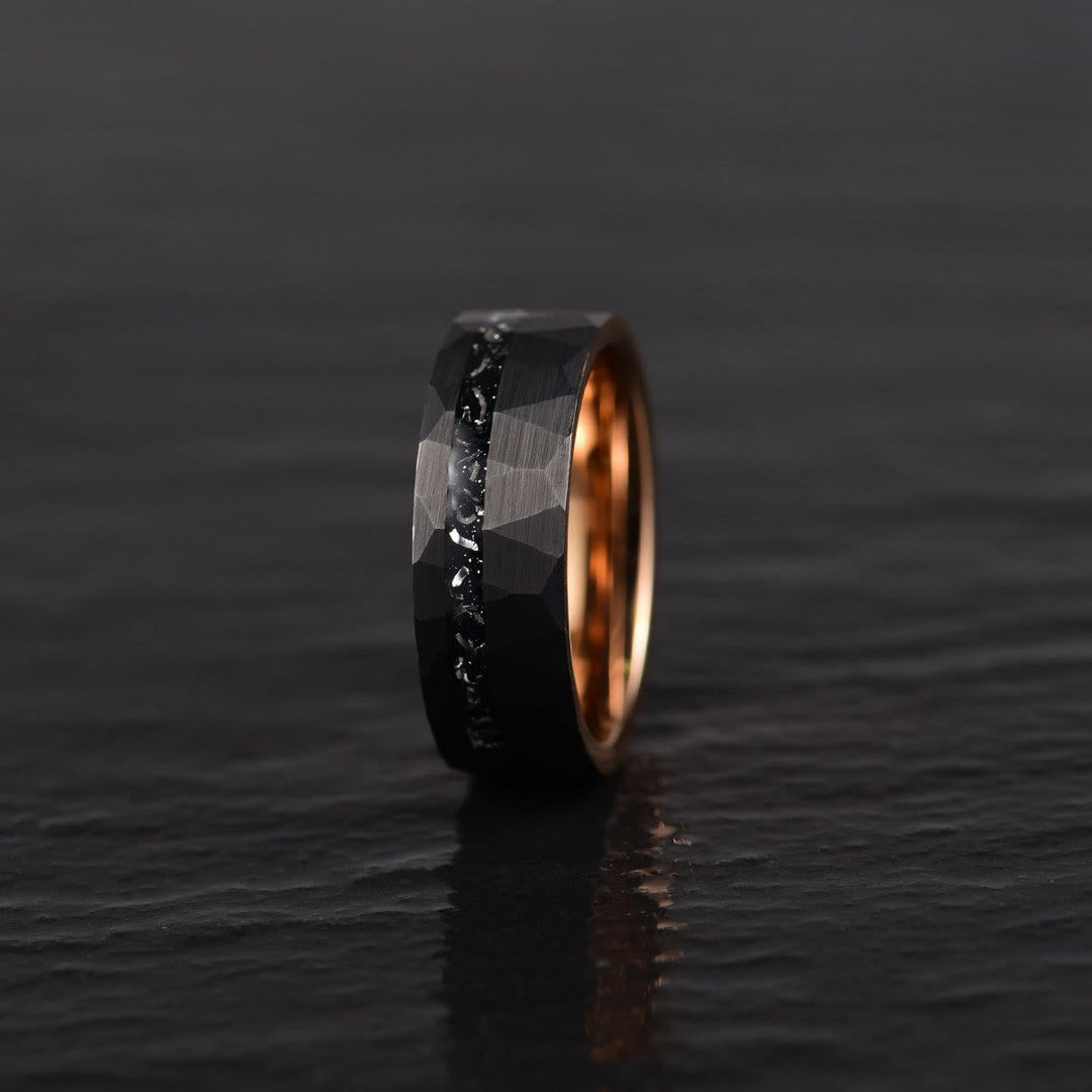 Elegant 8mm ring i wolframcarbid med sort turmalin, minimalistisk design, beskyttelse mod negative energier, holdbar