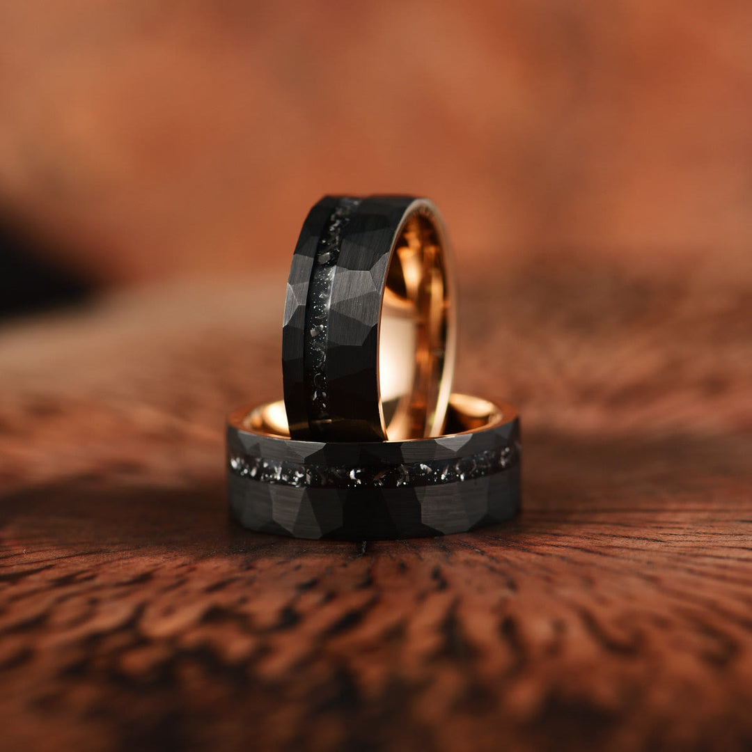 Elegant 8mm ring i wolframcarbid med sort turmalin, minimalistisk design, beskyttelse mod negative energier, holdbar